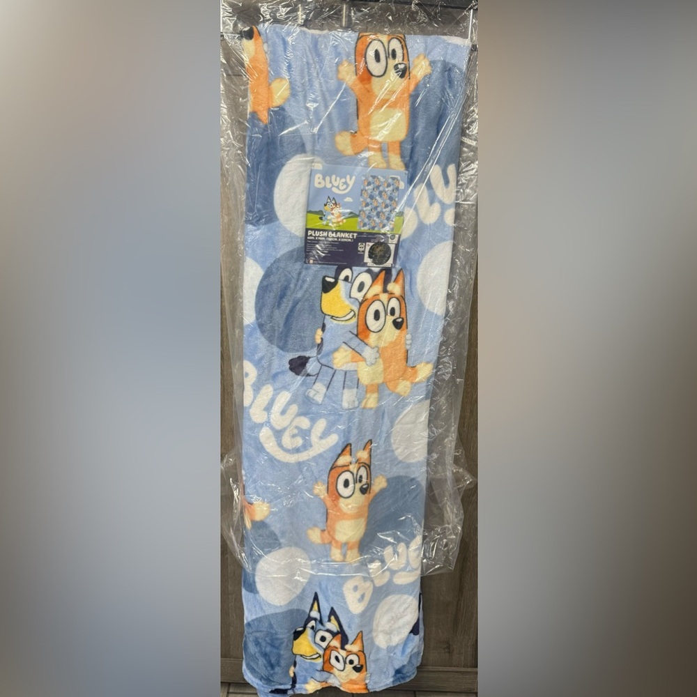 New Bluey & Bingo Hugging & Dancing 60 "x 90" Blue Soft Plush Blanket On Hanger